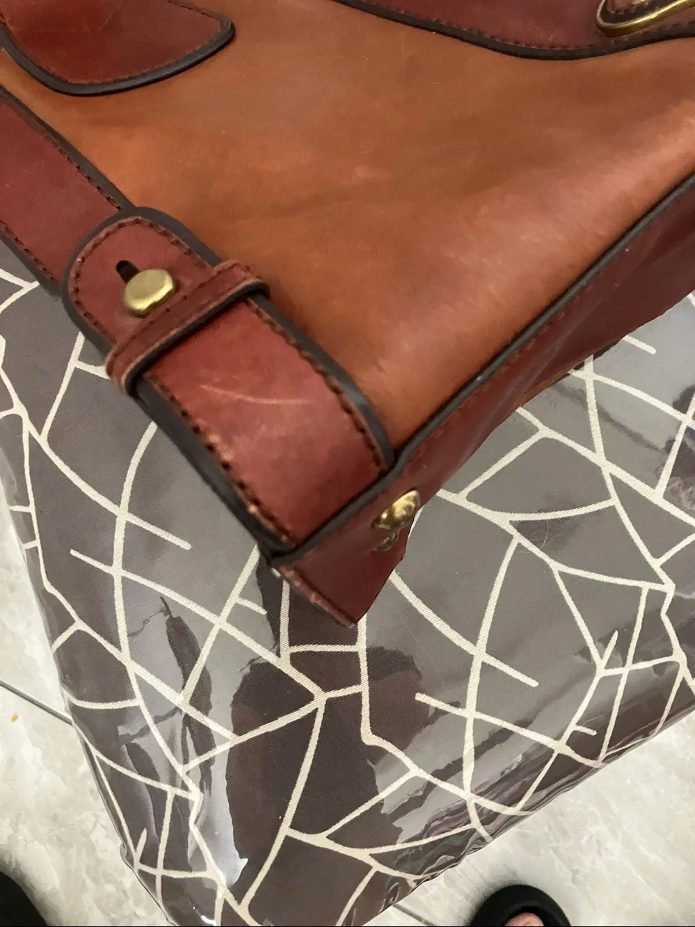 Vintage FOSSIL Women Reissue Brown leather satchel with a keyhole emblem